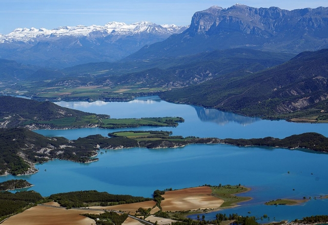 La cordillera reflejandose sobre los pantanos